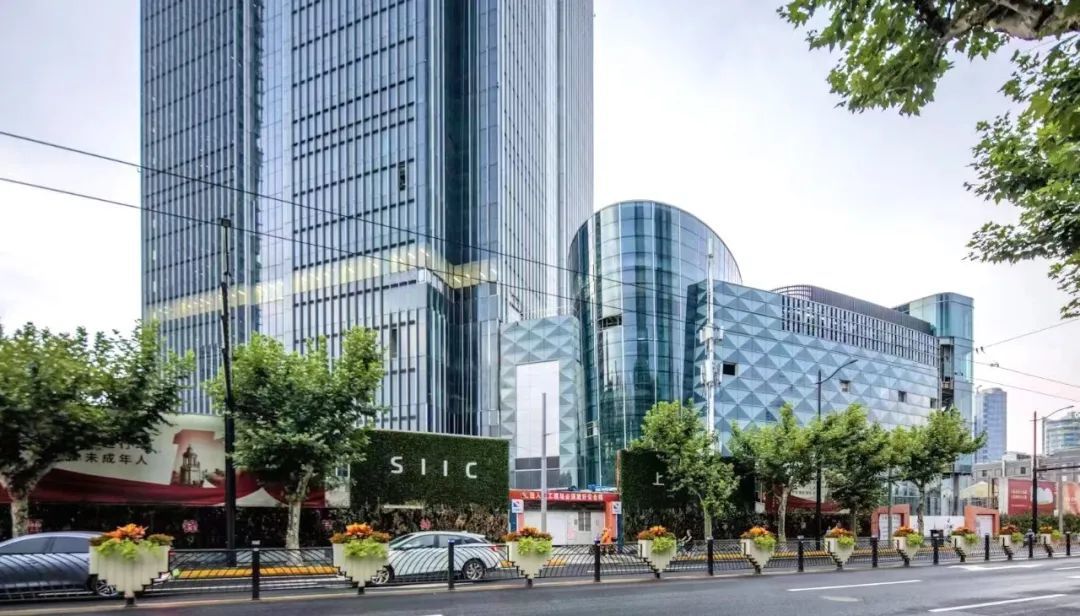 Haojing's color glaze glass brightens up the North Bund Shangshi Center commercial complex